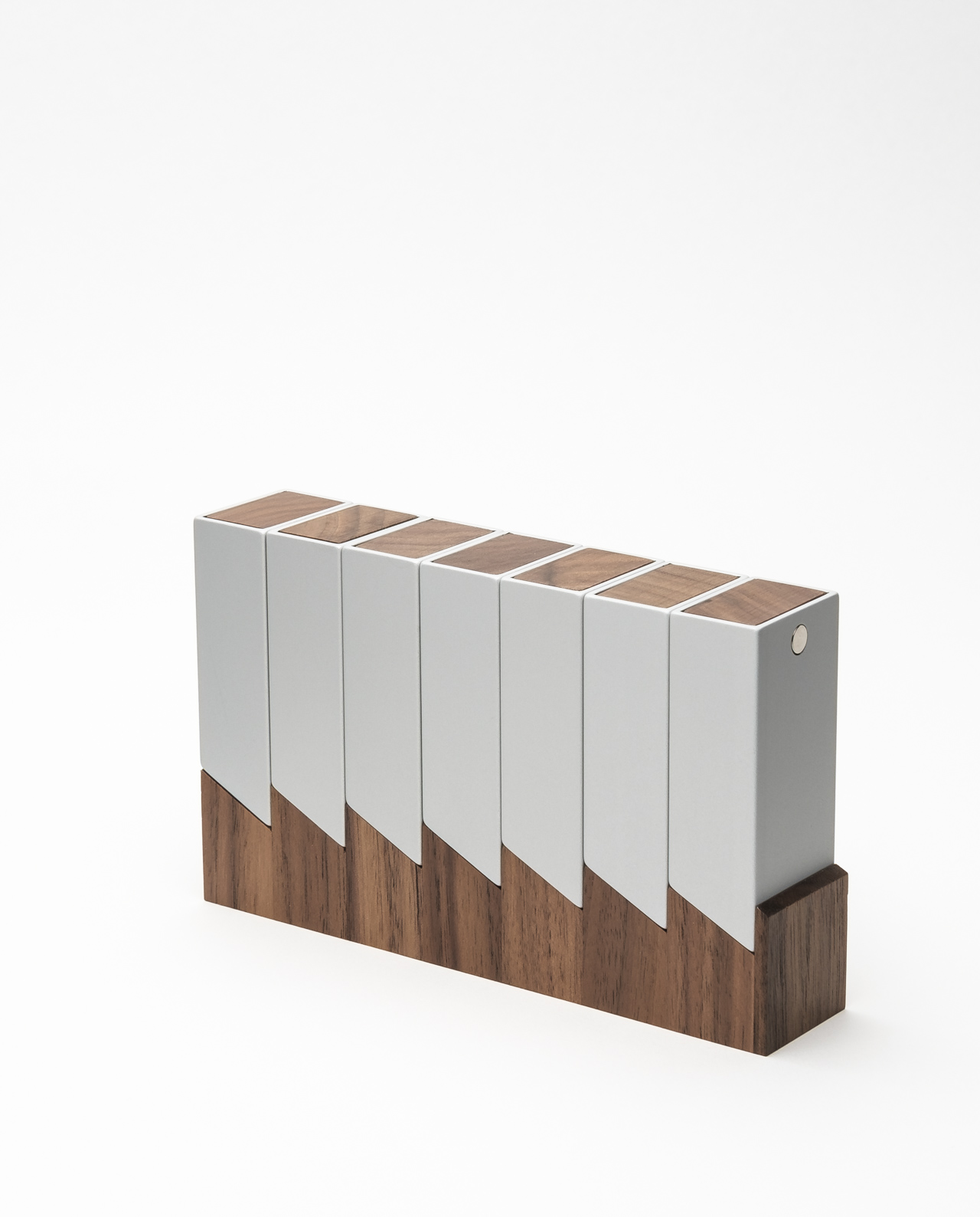 Monolith 2 Pillendose Woche Silber, Nuss – Bild 3