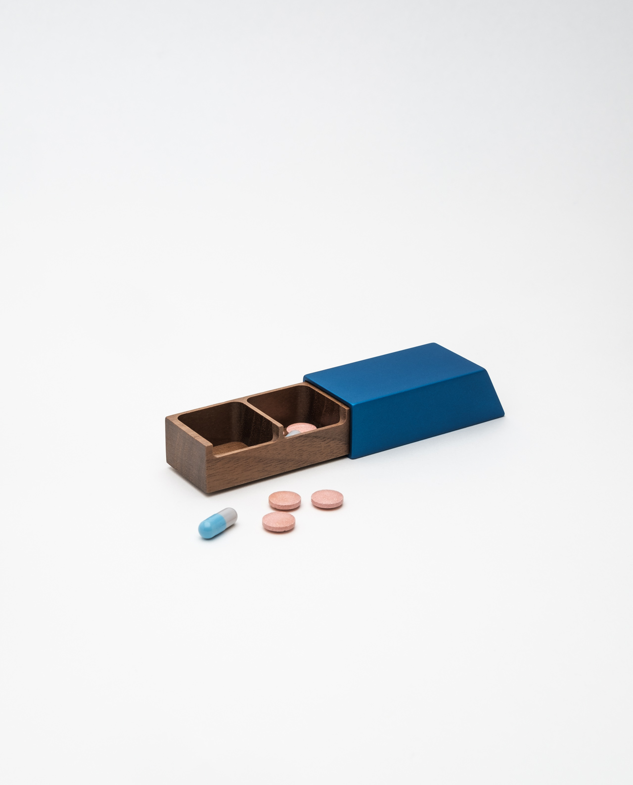 Monolith 2 Pillendose Woche Blau, Nuss – Bild 2