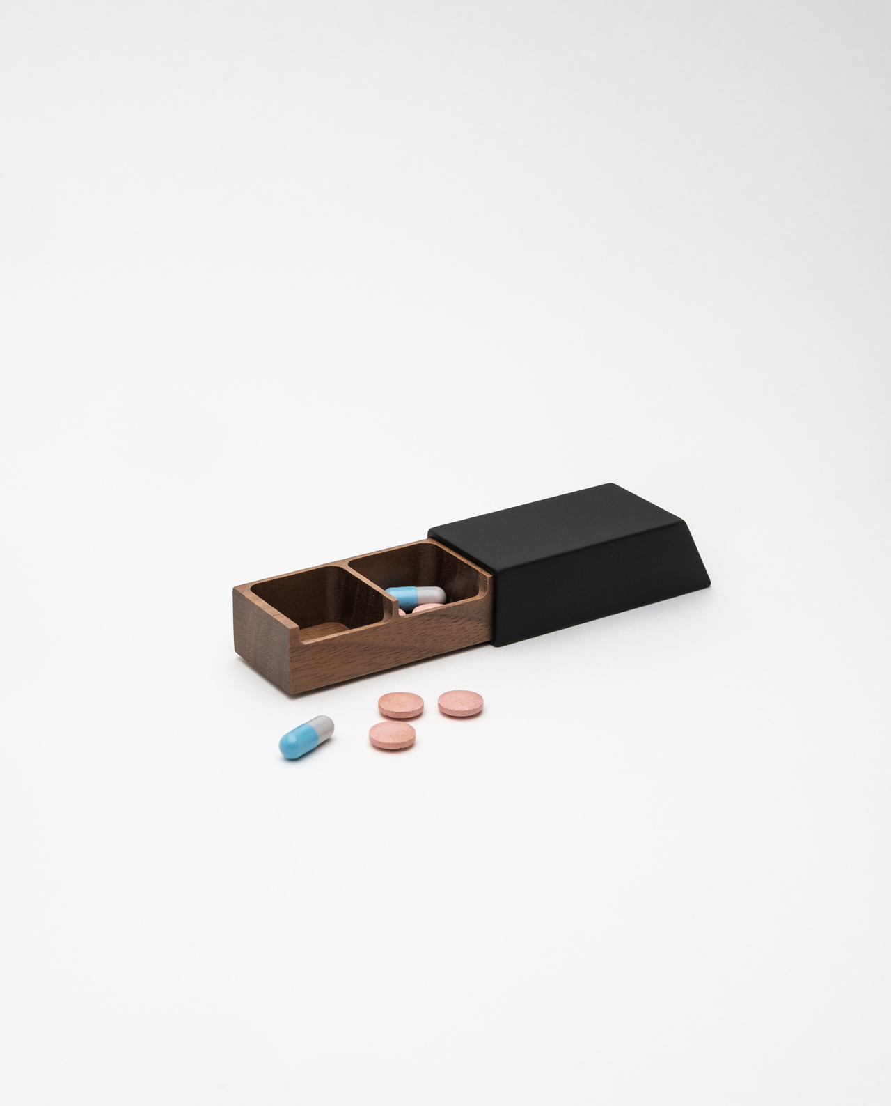 Monolith 2 Pillendose Woche Schwarz, Nuss – Bild 4
