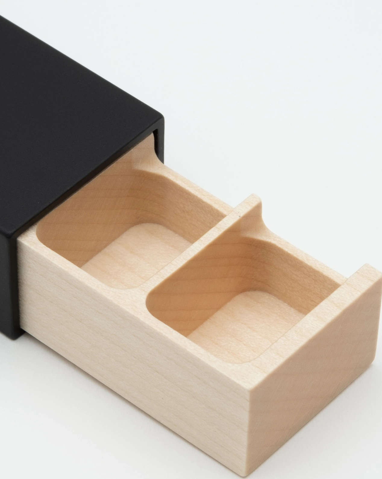 Monolith L pillbox in black, maple - Image 2