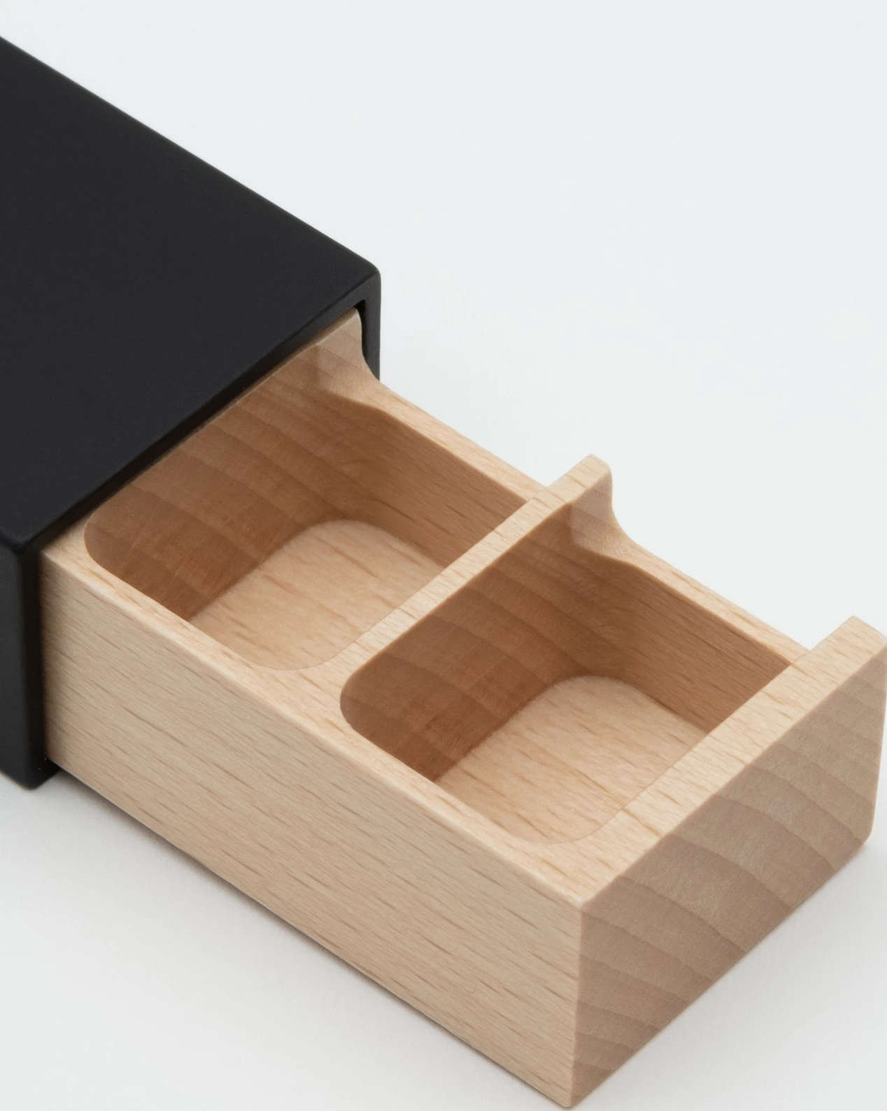 Monolith L pillbox in black, beech - Image 3