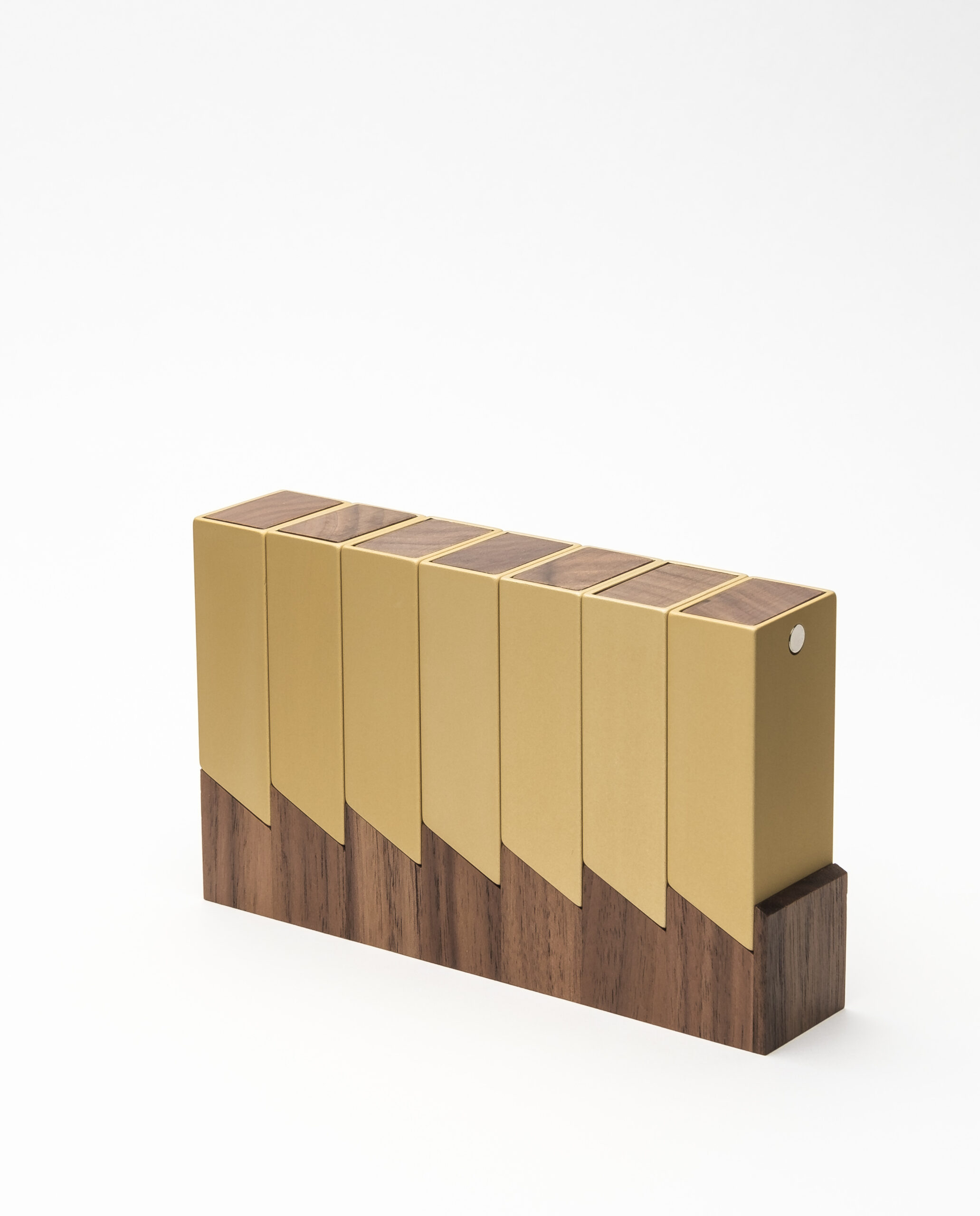 Monolith 2 Pillendose Woche Gold, Nuss – Bild 3
