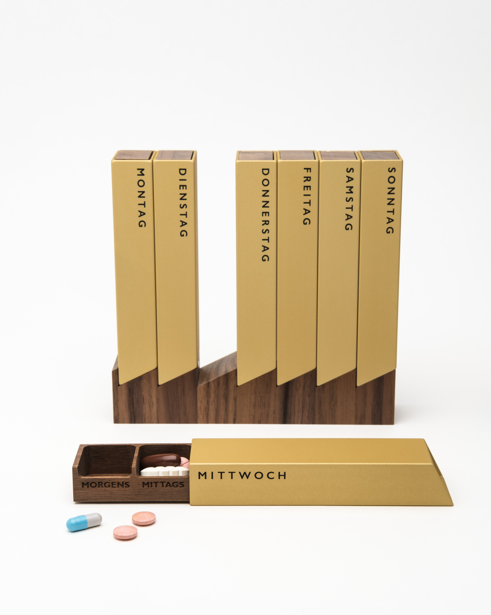 Monolith 4 Pillendose Woche Gold, Nuss
