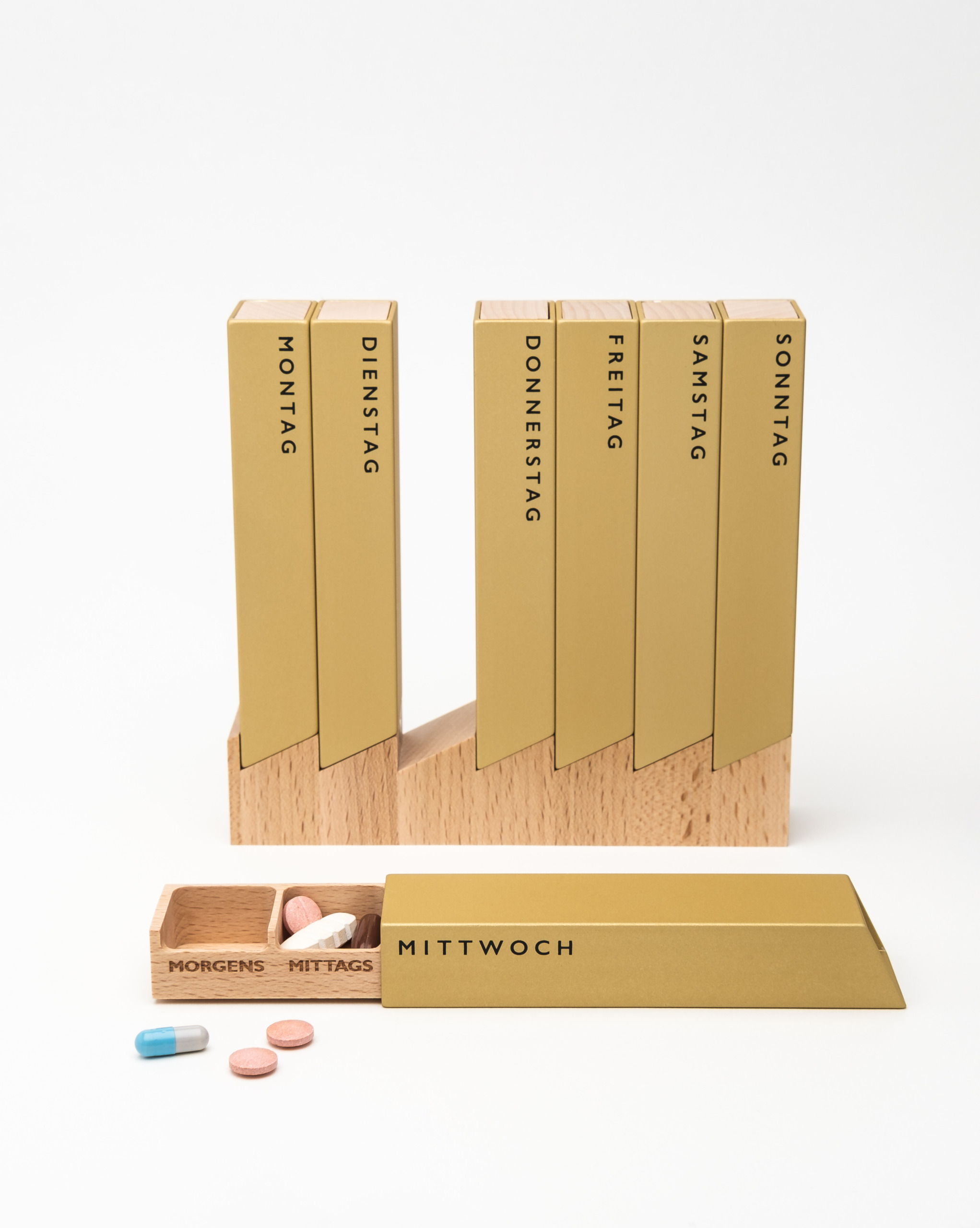 Monolith 4 Pillendose Woche Gold, Buche