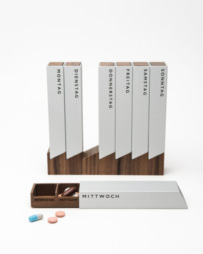Monolith 4 Pillendose Woche Silber, Nuss