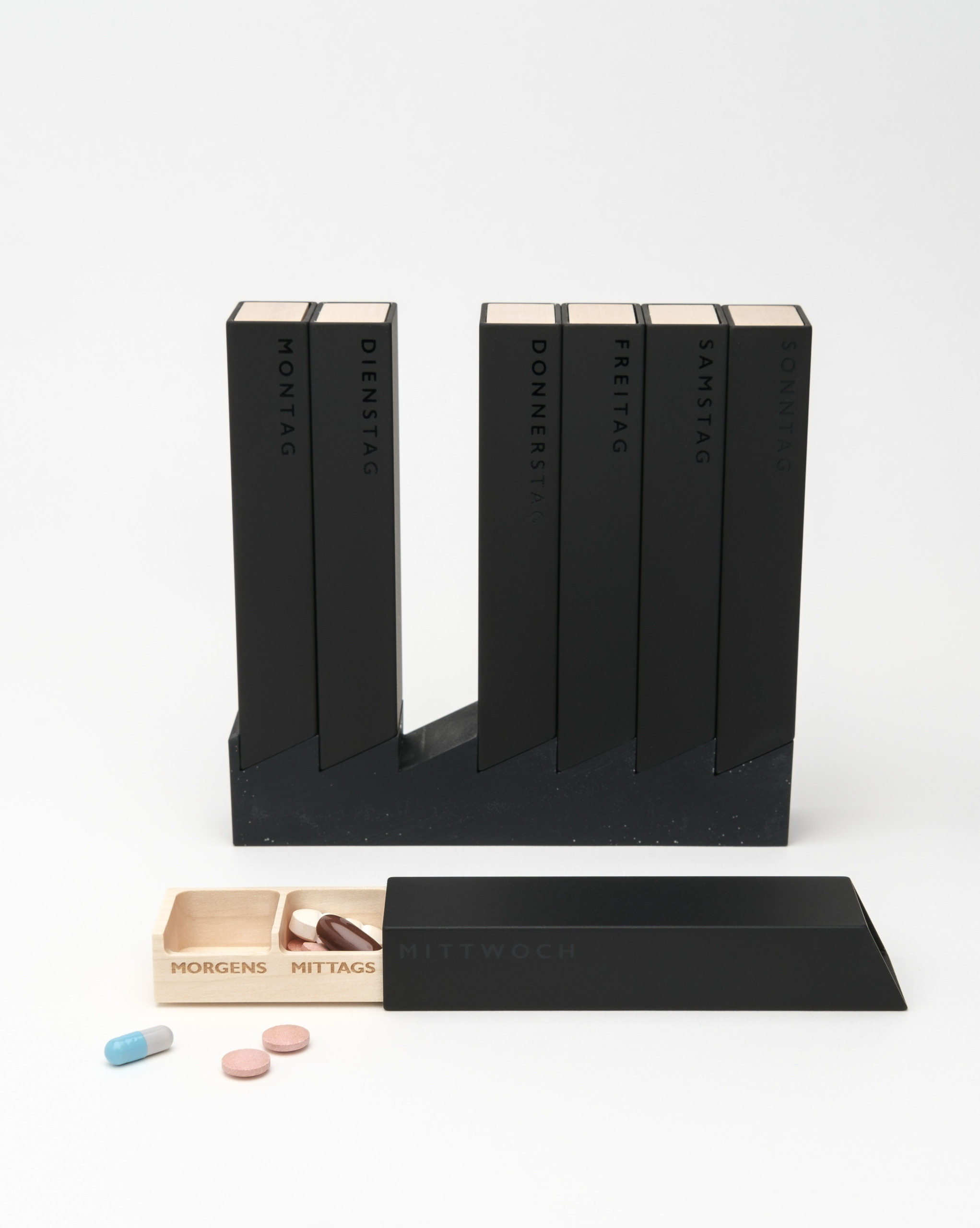 Monolith 4 Pillendose Weekly Sonderedition Schwarz