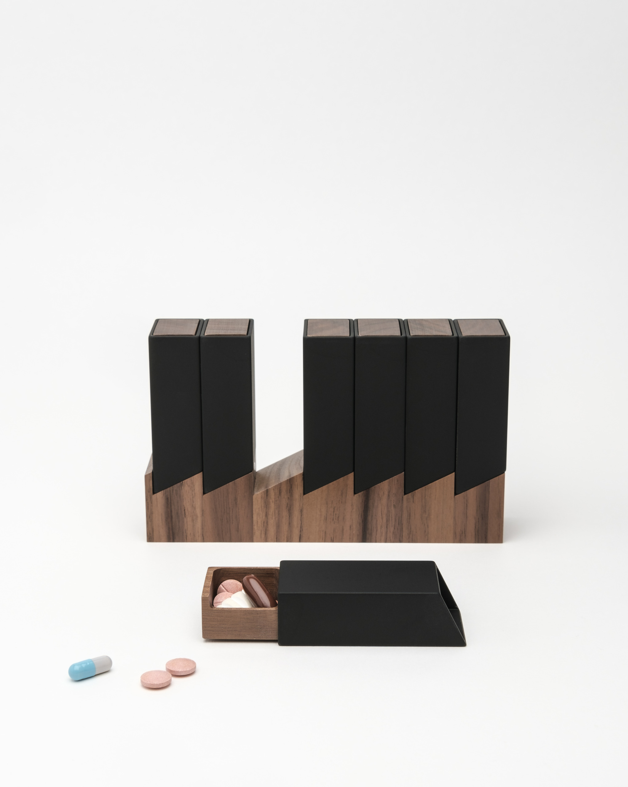 Monolith 2 Pillendose Woche Schwarz, Nuss