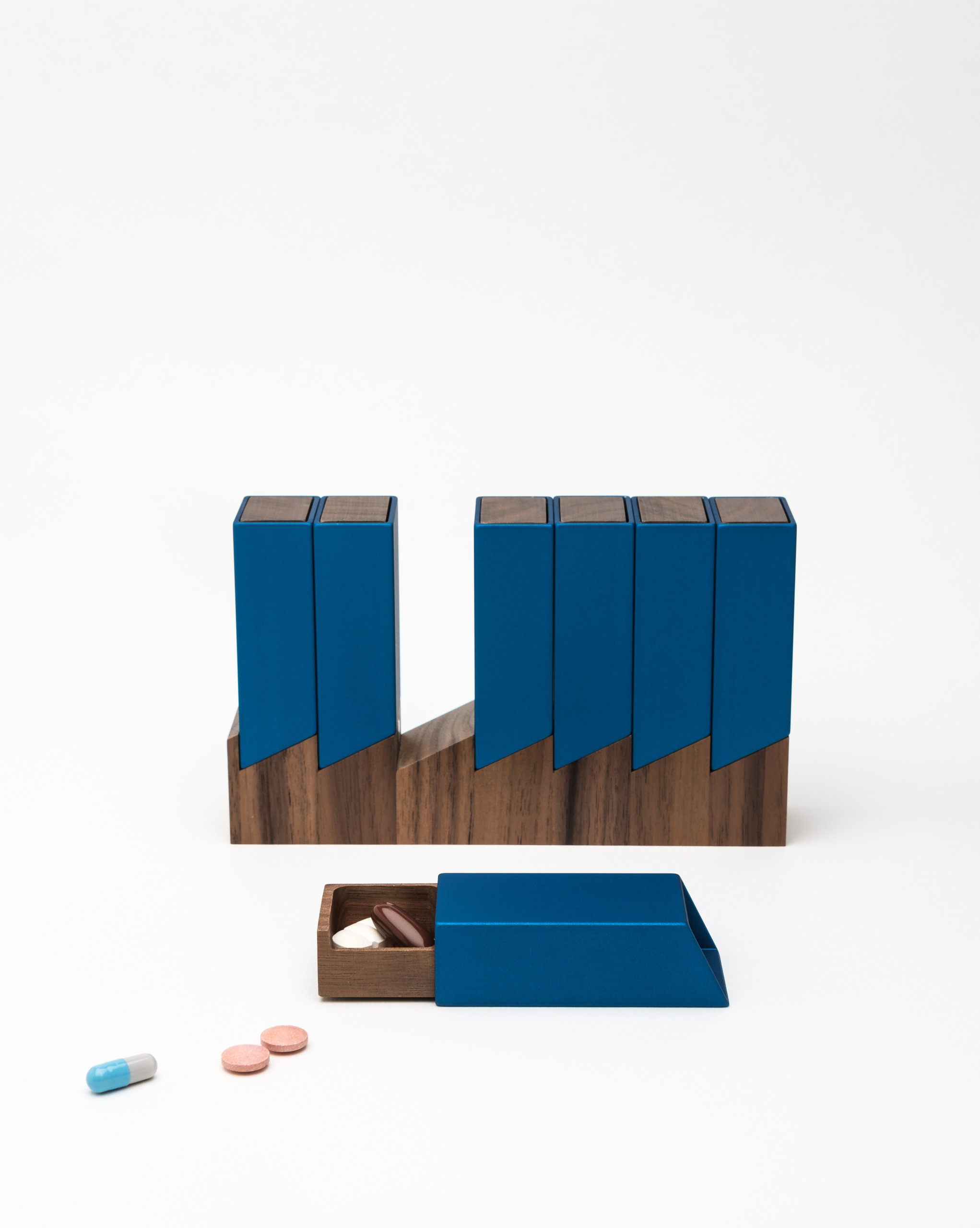 Monolith 2 Pillendose Woche Blau, Nuss