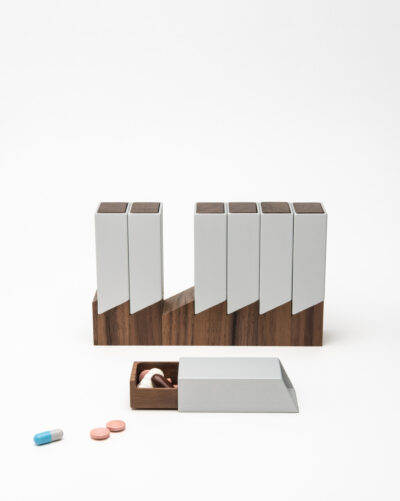 Monolith 2 Pillendose Woche Silber, Nuss