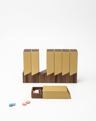 Monolith 2 Pillendose Woche Gold, Nuss