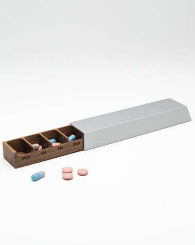 Monolith L Pillendose in Silber, Nuss