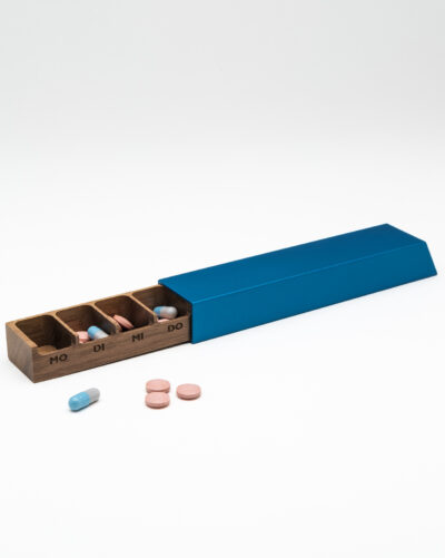 Monolith L Pillendose in Blau, Nuss