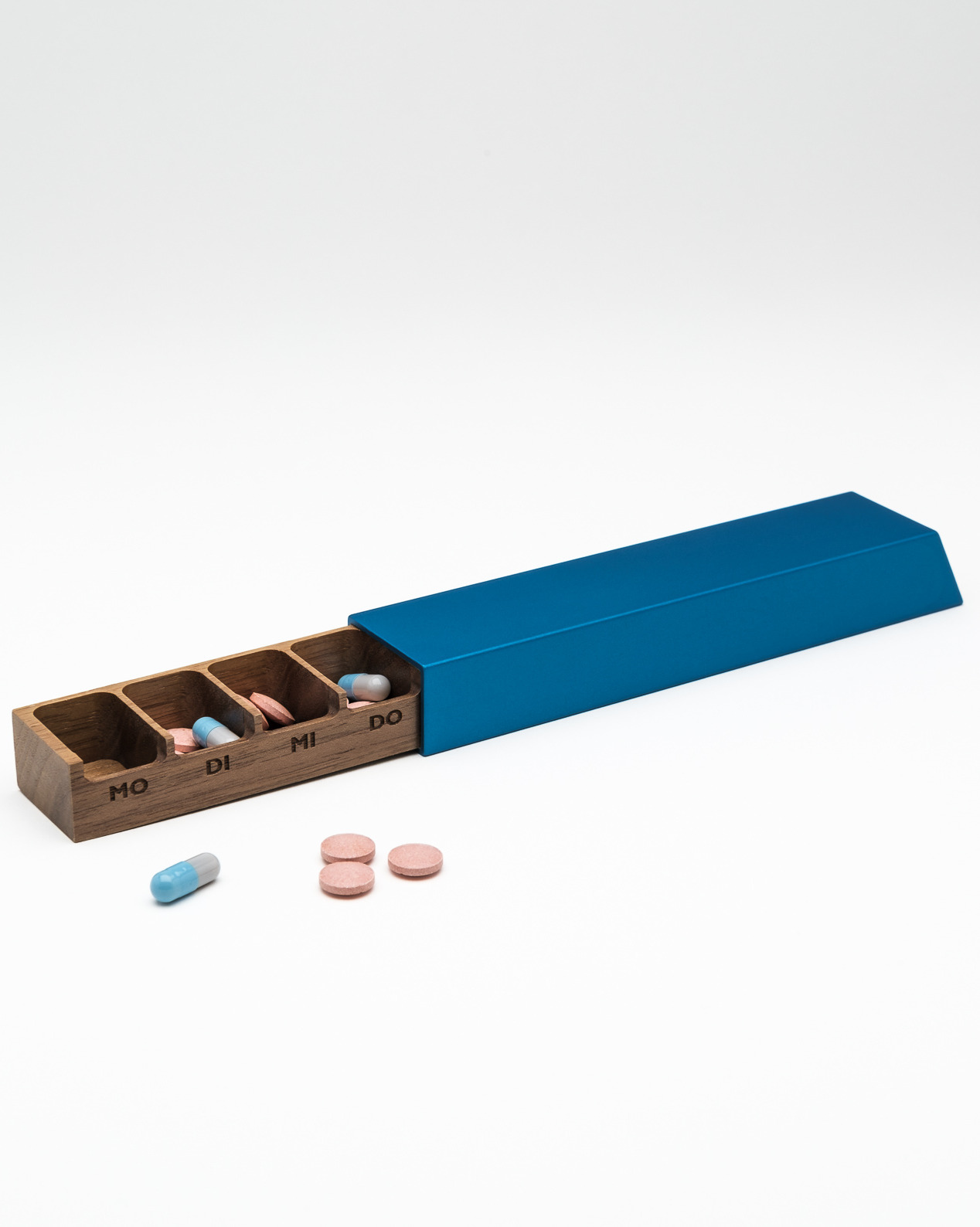 Monolith L Pillendose in Blau, Nuss