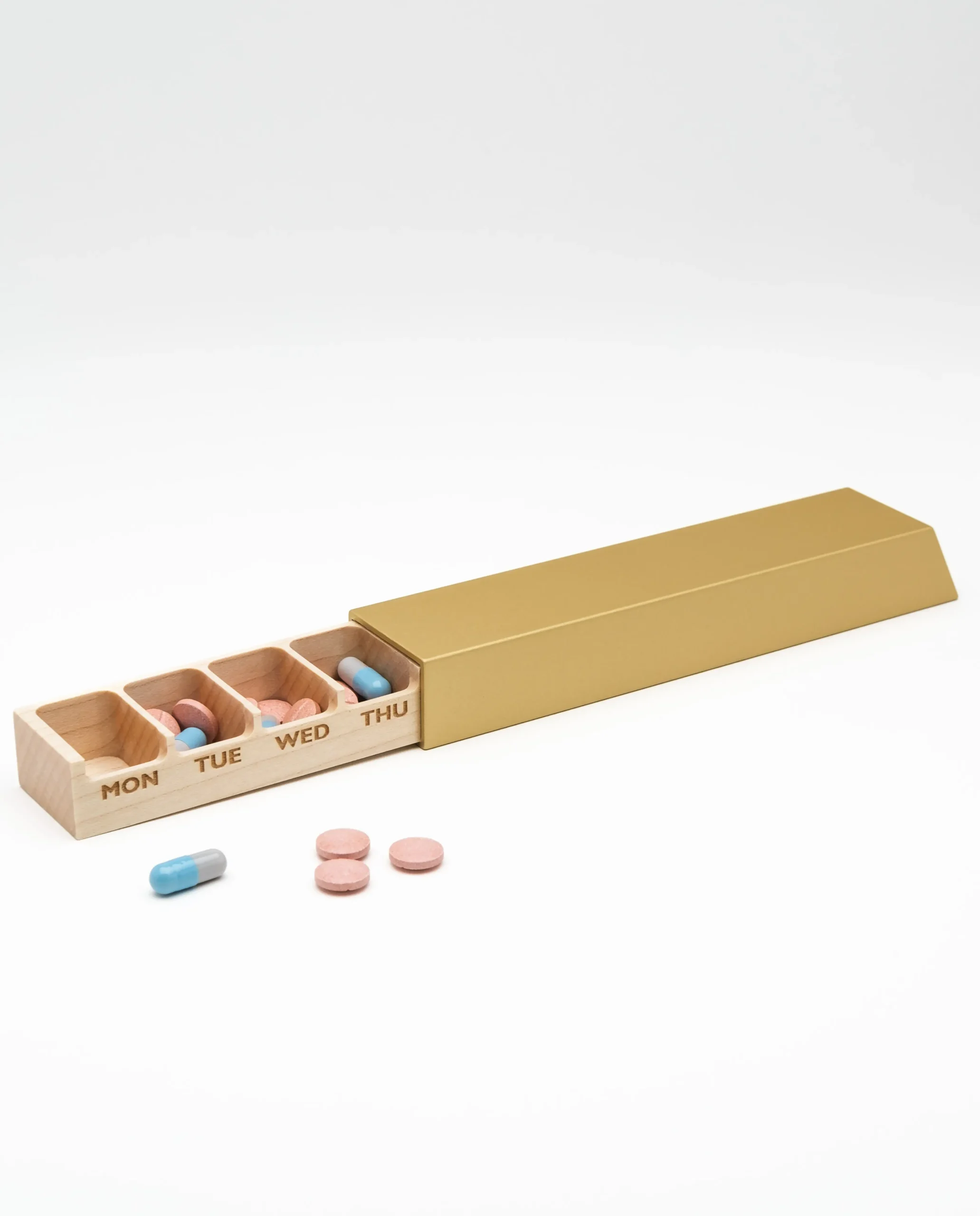 Monolith L pillbox in gold, maple