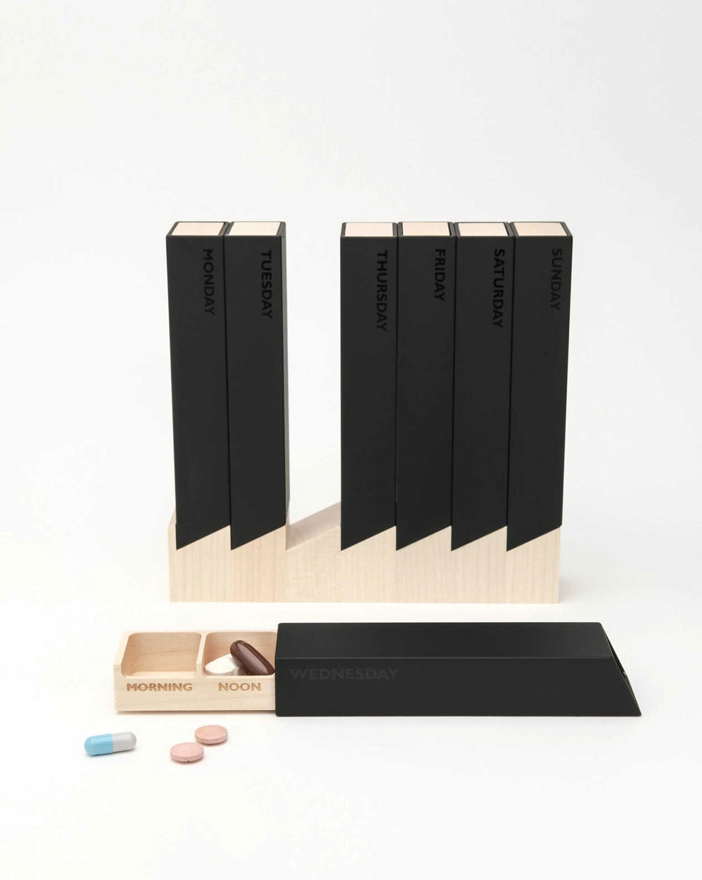 Monolith 4 Pillbox Week Black Maple